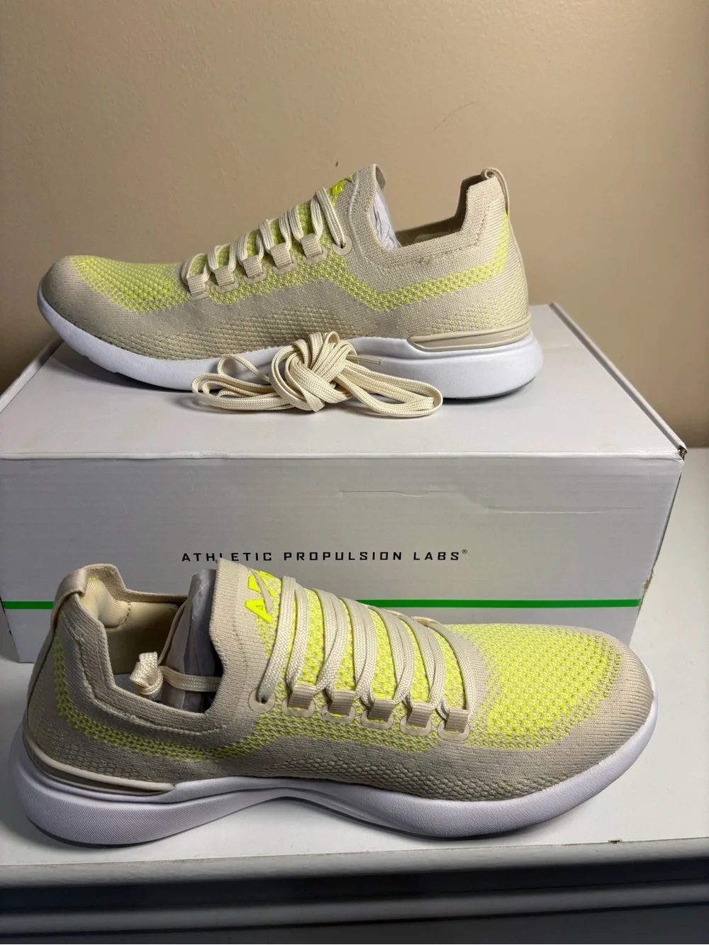APL TechLoom Breeze Women’s 9 Beach Energy White NIB Extra Laces